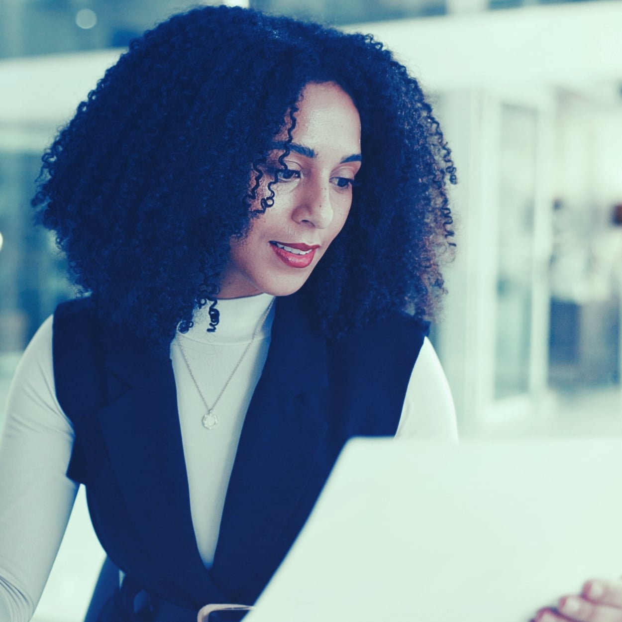 Profesional revisando nóminas digitales — asesoría laboral en Guadalajara