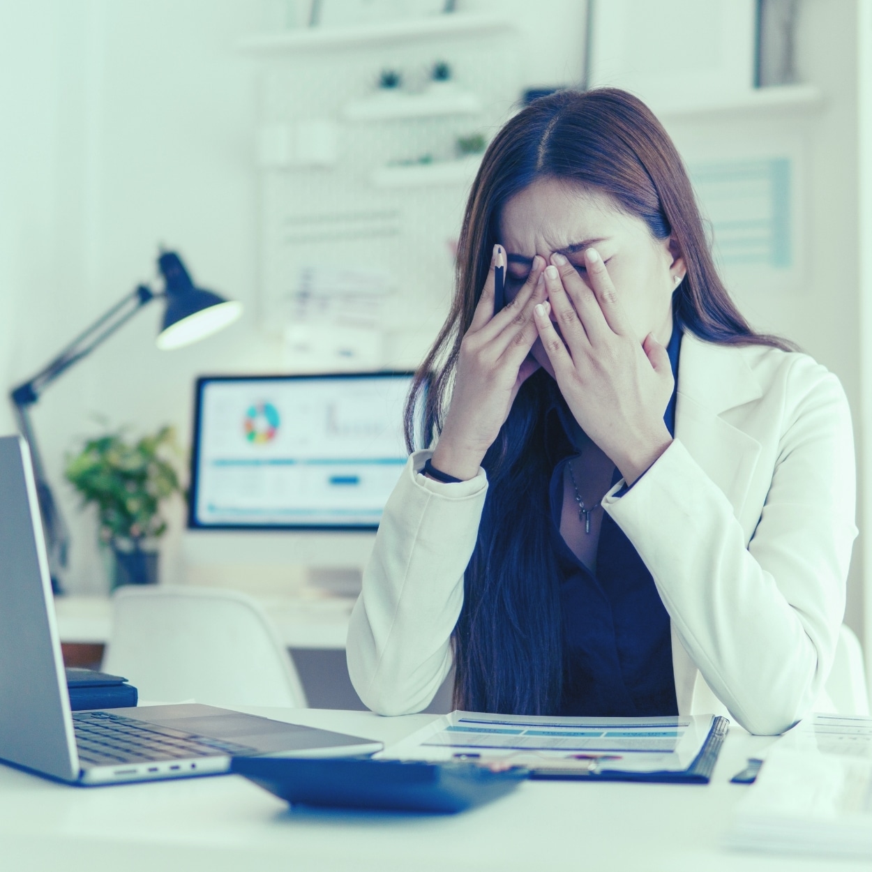Empresario revisando informes con preocupación — consultoría empresarial