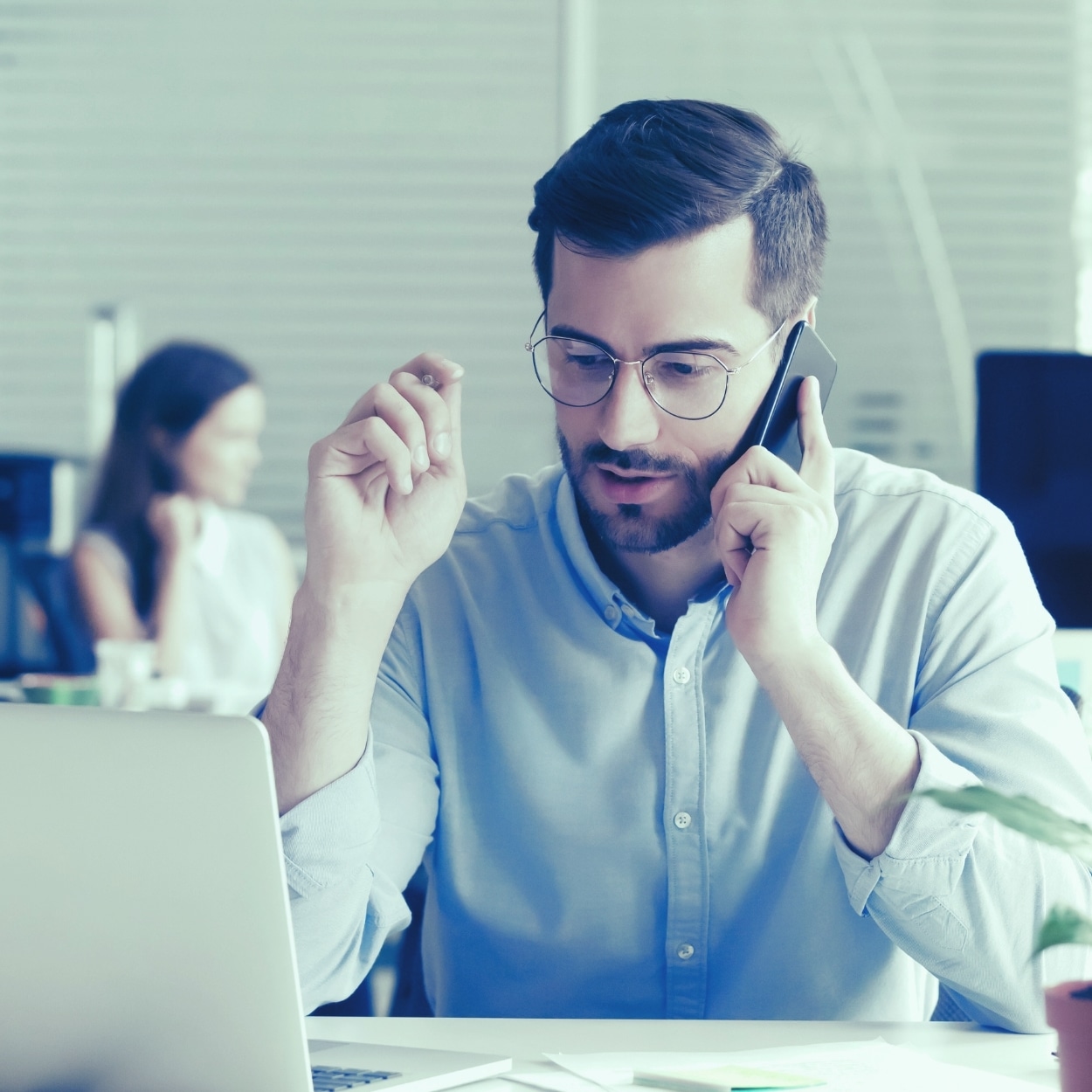 Asesor financiero mostrando panel digital a cliente — externalización contable