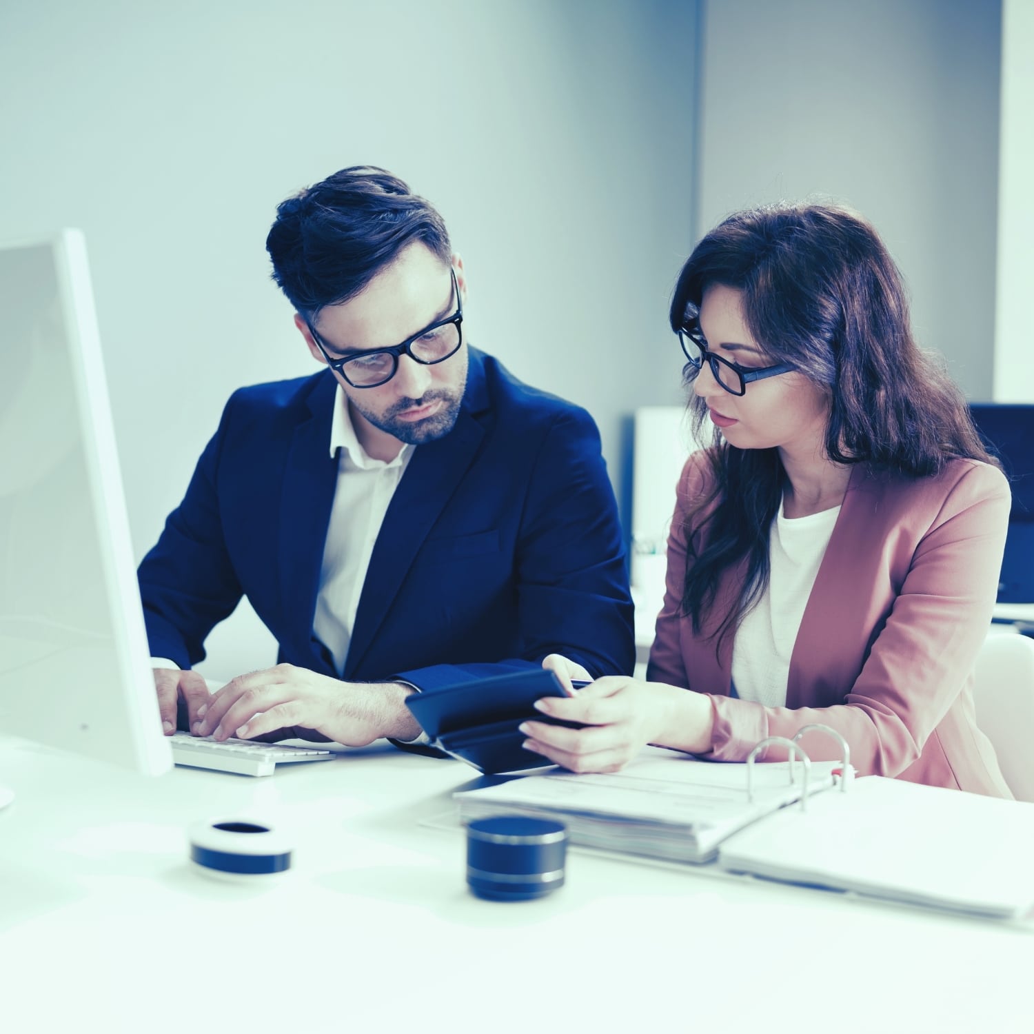 Consultor formando equipo sobre plataforma de facturación electrónica — facturación electrónica