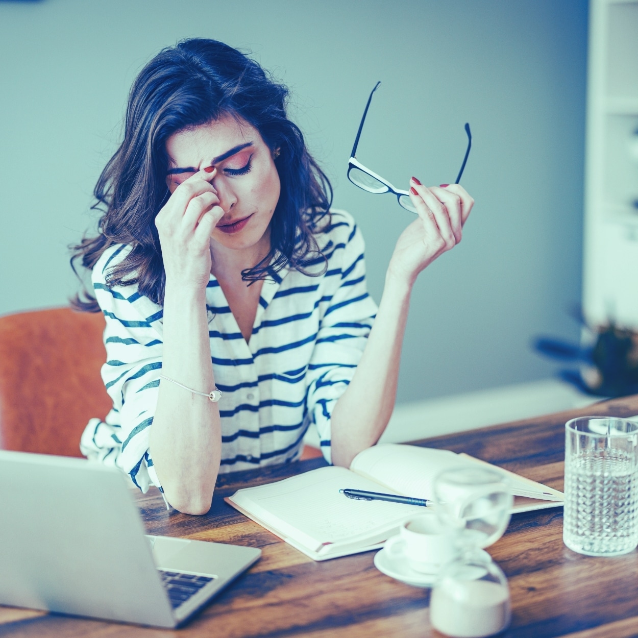 Empresario revisando balances con frustración — externalización contable