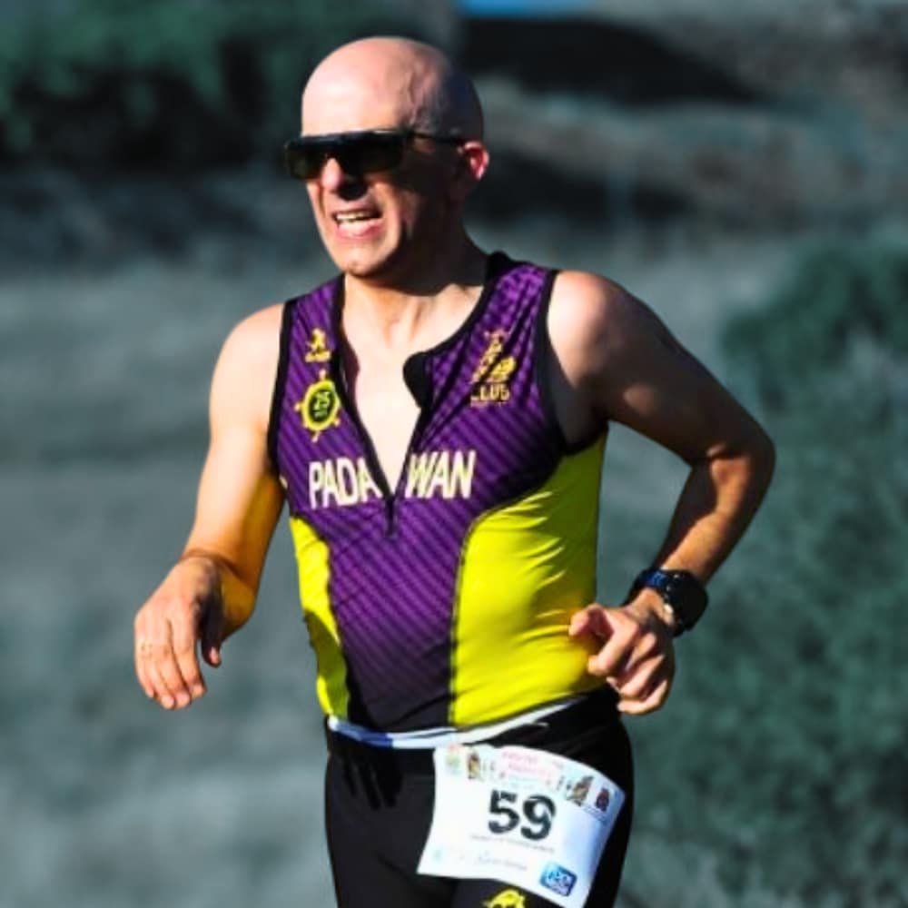 Pedro Toledo durante un maratón, símbolo de constancia, preparación y estrategia