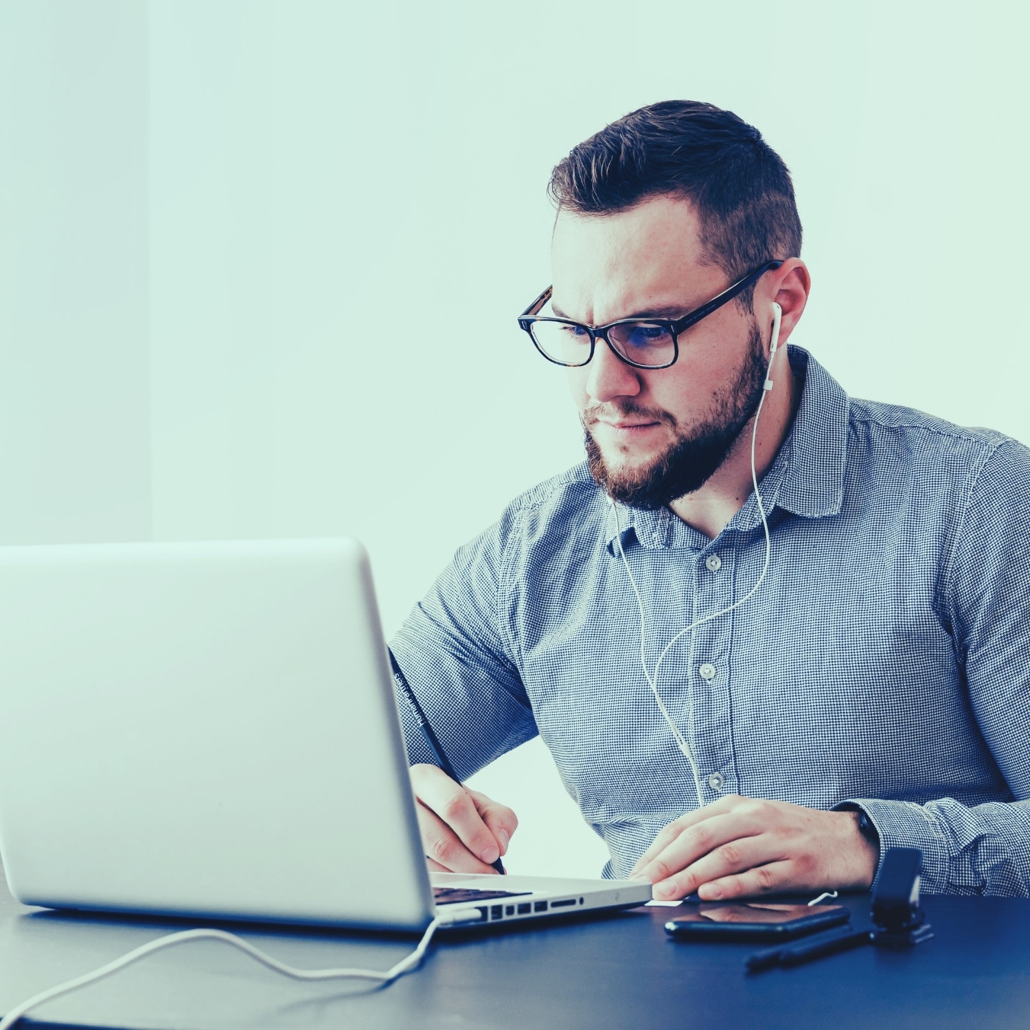 Profesional configurando software de facturación electrónica en oficina — facturación electrónica