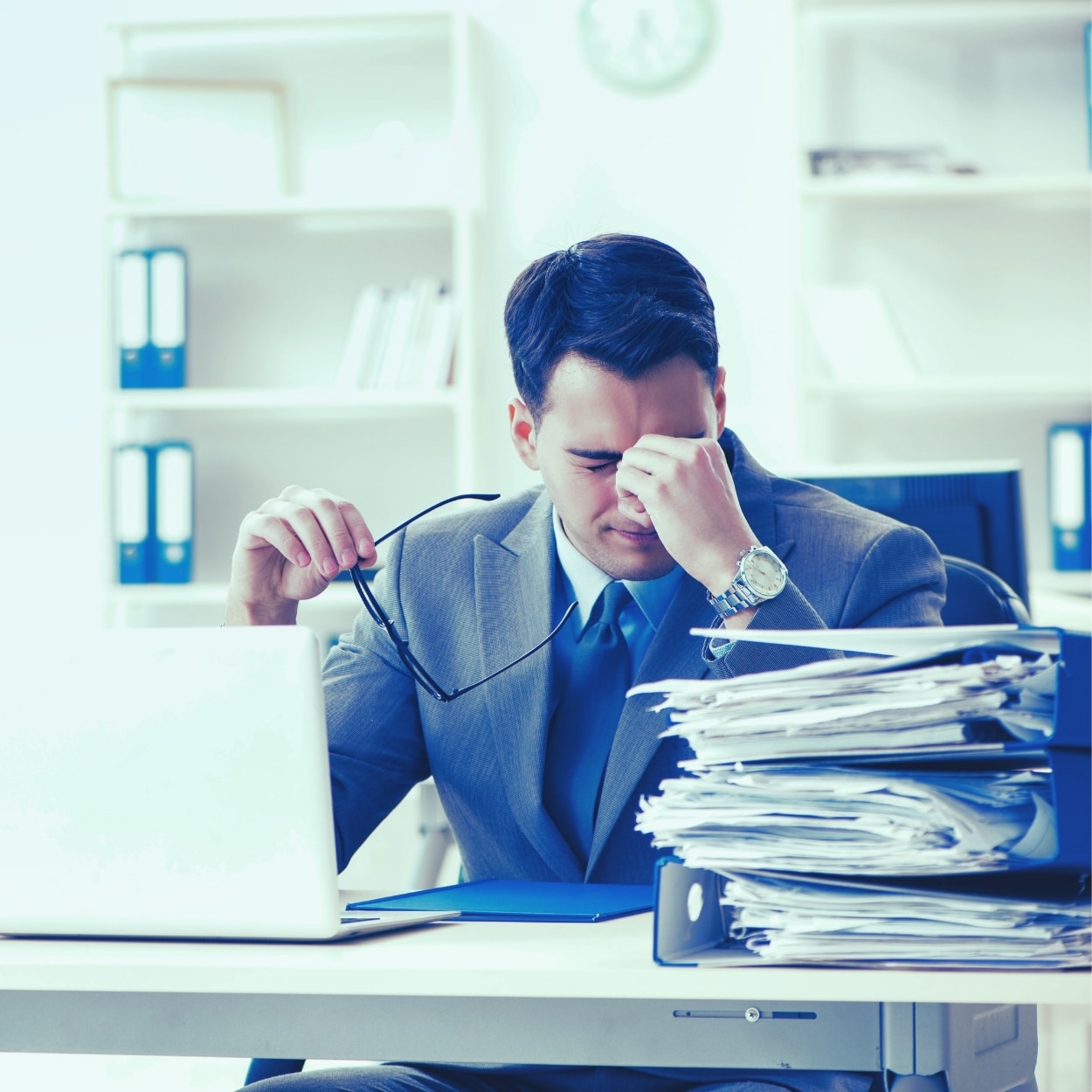 Emprendedor frustrado revisando trámites para crear empresa en España — constitución de empresas