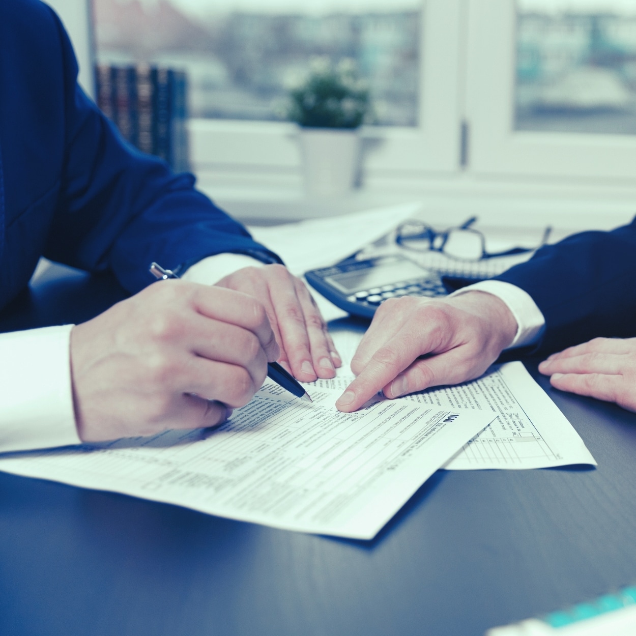 Asesor firmando documentación para crear empresa — constitución de empresas