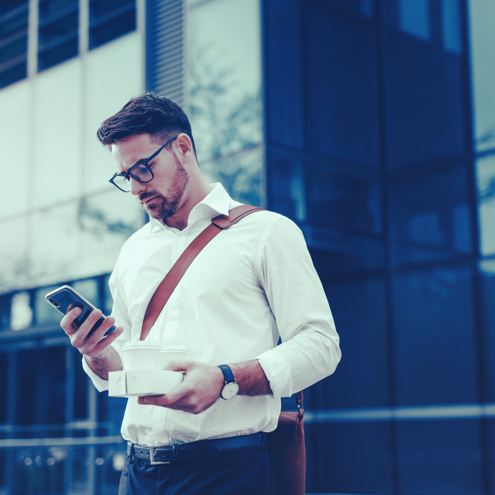 Equipo de consultores planificando estrategia — consultoría empresarial
