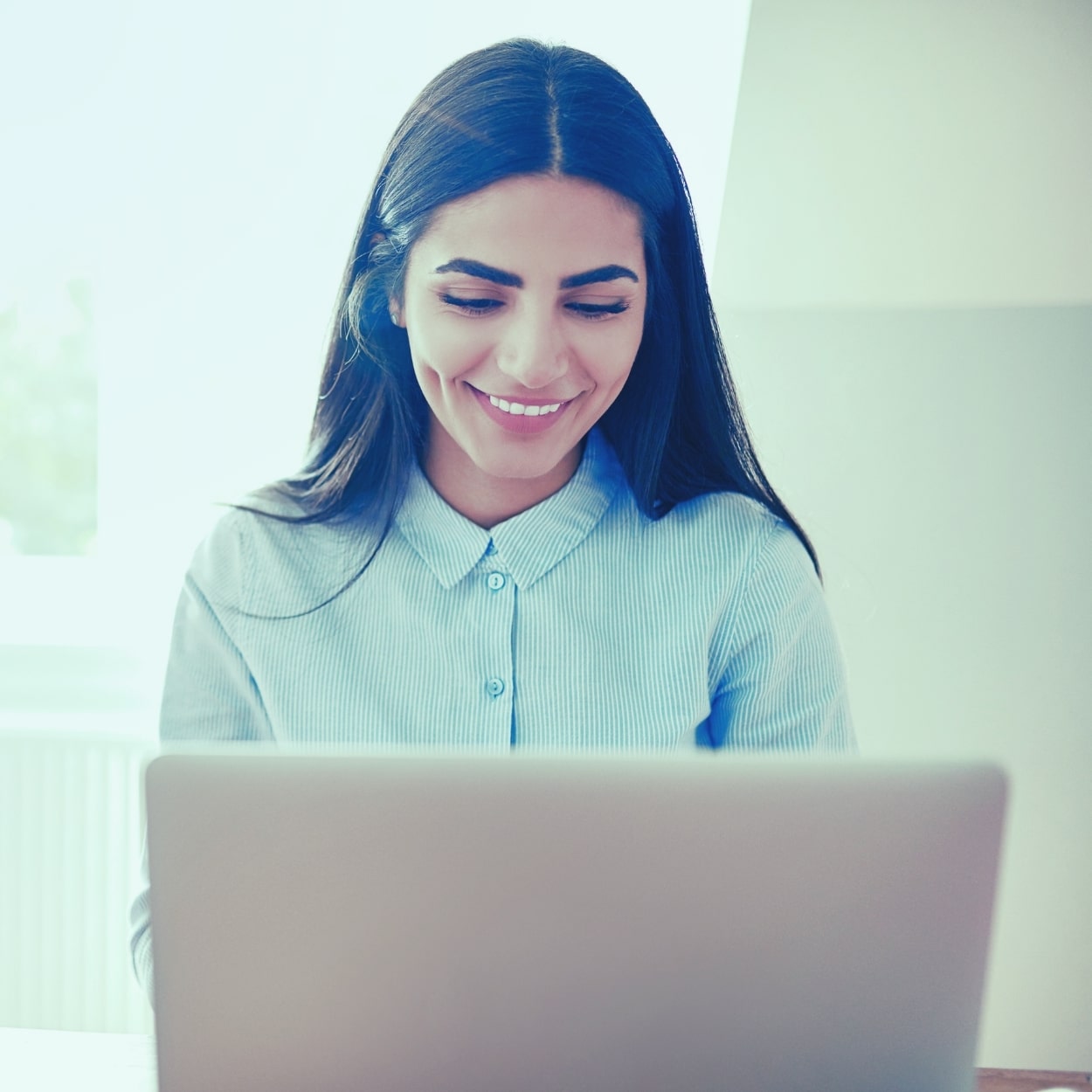 Consultor ayudando a emprendedor a crear empresa online — constitución de empresas en España