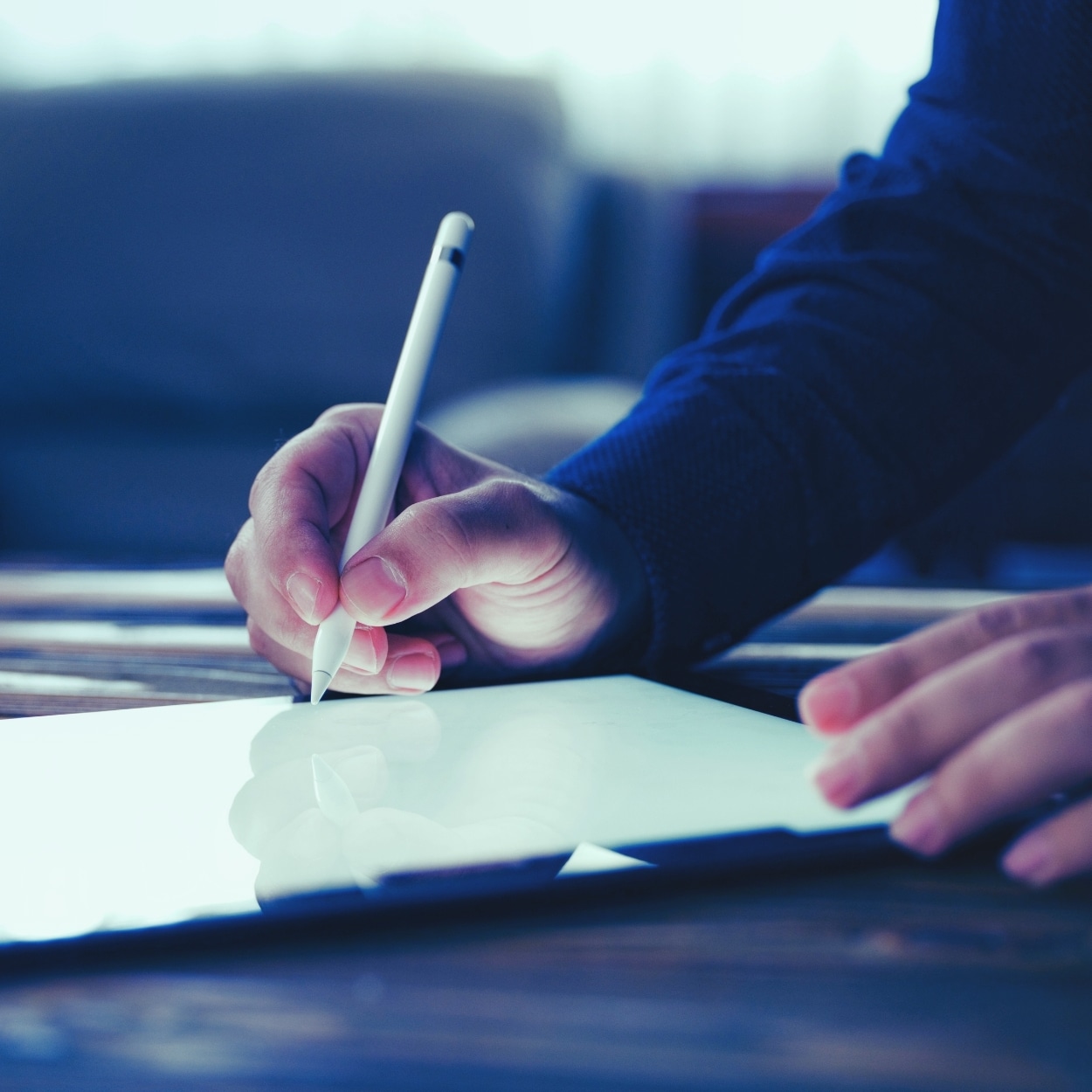 Asesor revisando declaración con firma digital — declaración de la renta Guadalajara