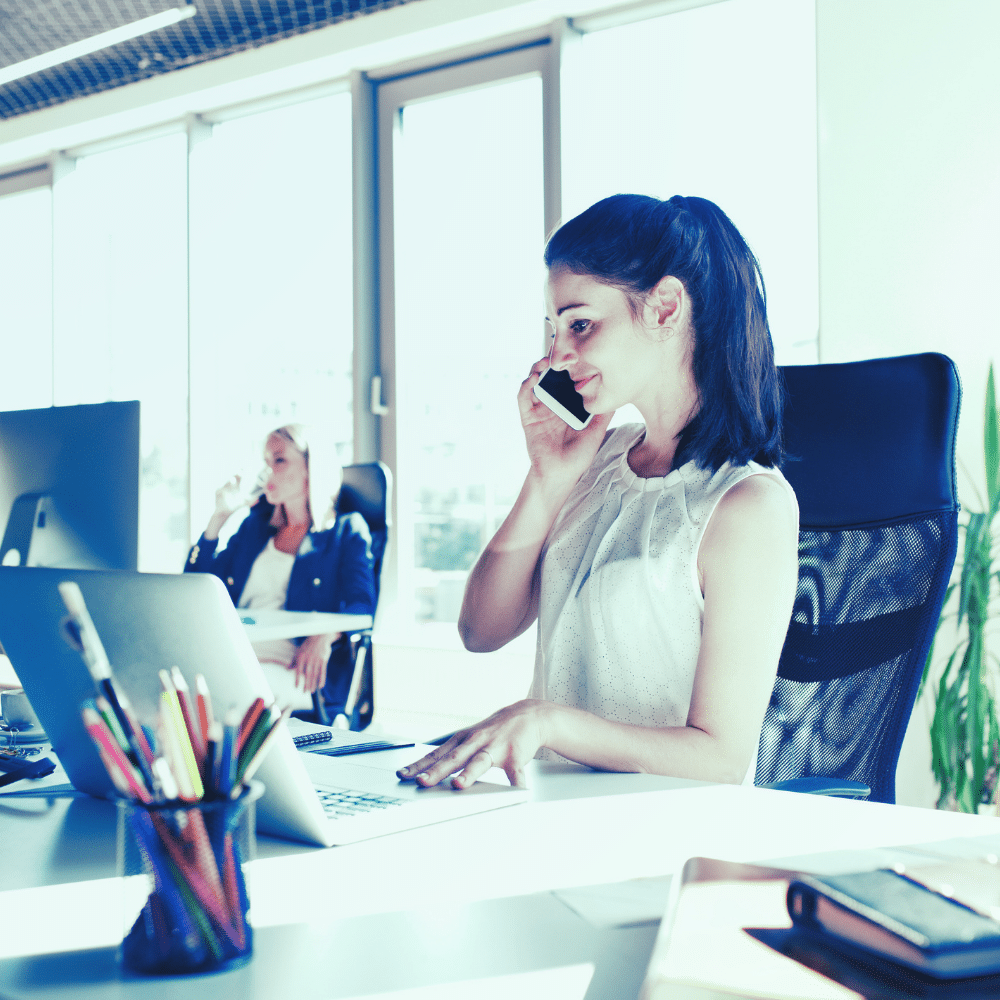 Consultor financiero revisando informes con un cliente — externalización contable en Guadalajara