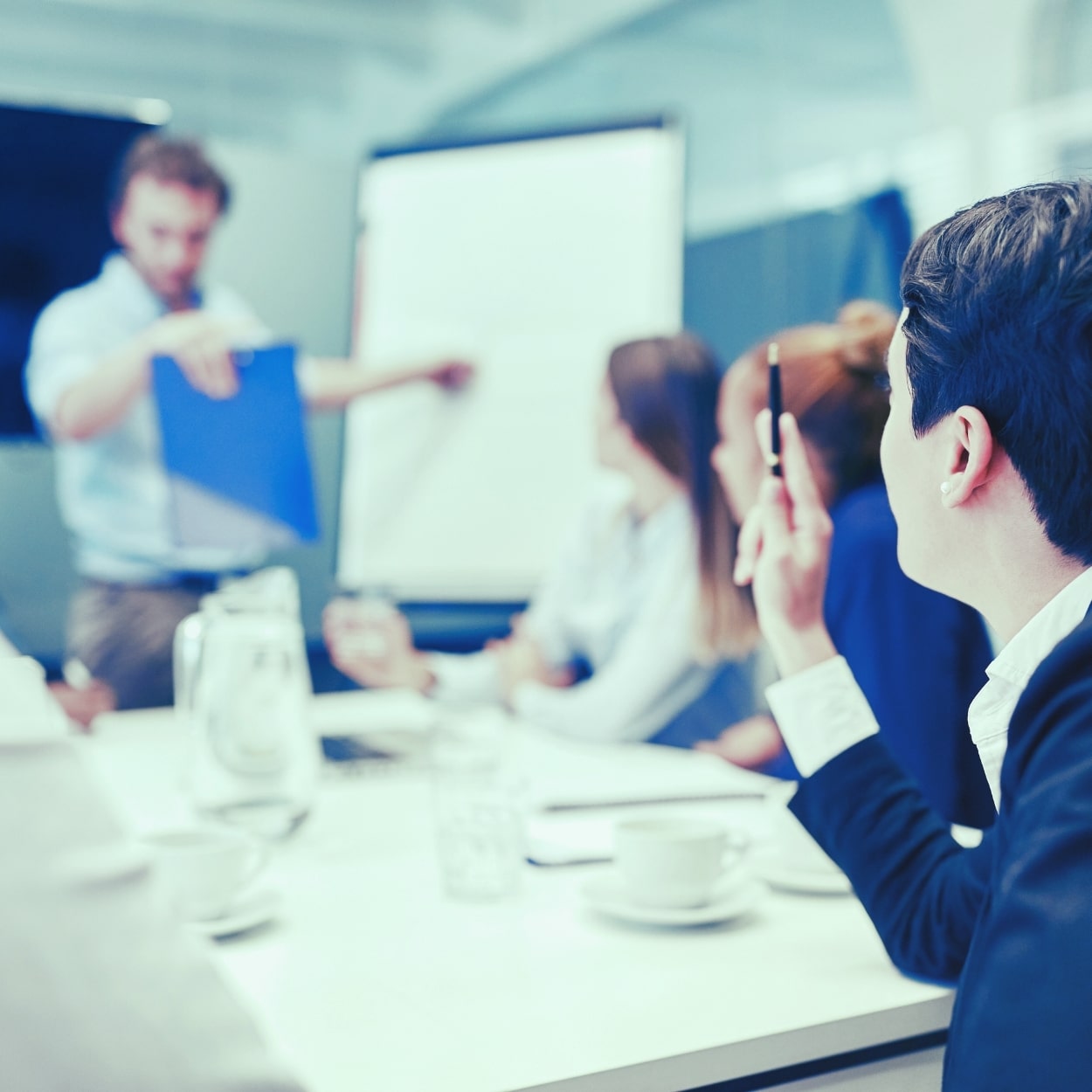 Consultor impartiendo formación en IA y cumplimiento RGPD — implantación de inteligencia artificial en empresas